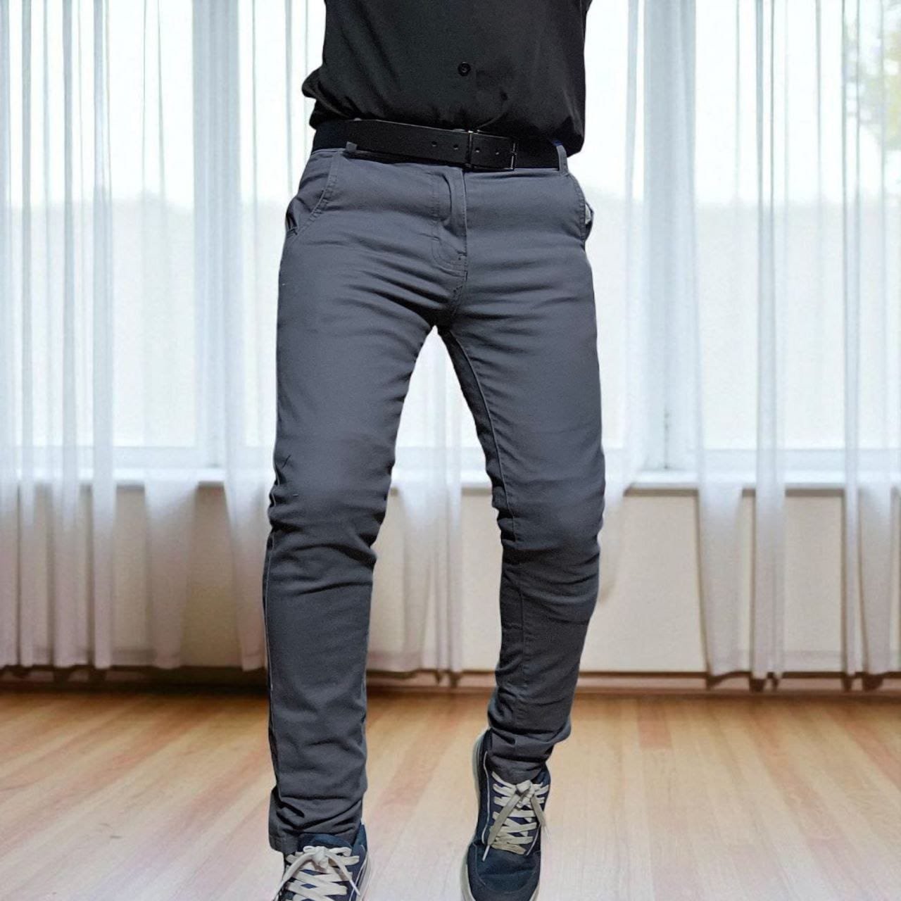 Pantalón de gabardina skinny hombre color gris , vista frontal